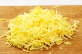 Шаг 1. Натереть сыр на крупной терке.