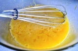 Шаг 1. Яйца тщательно взбить с сахаром.