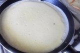 Шаг 5. Сковороду тщательно разогреть, выпекать блины без растительного масла на