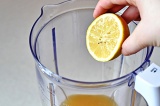 Шаг 1. Сок ананаса перелить в блендер, выжать сок лимона.