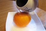 Шаг 1. Апельсин тщательно промыть и залить кипятком.