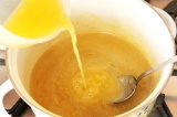 Шаг 8. В загустевший соус влить выжатый апельсиновый сок и тщательно перемешать.