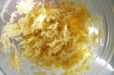 Шаг 6. Смешать взбитые белки с картофелем и сыром. Запекать 30-40 минут при 180