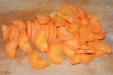 Шаг 5. Морковь нарезать полукружочками.