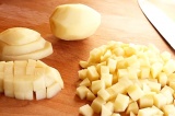 Шаг 6. Картофель нарезать кубиками.