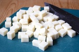 Шаг 3. Сыр нарезать небольшими кубиками.