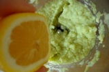 Шаг 4. Взбить ингредиенты в блендере, выжать сок лимона и переложить в стаканы.