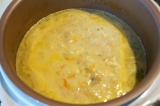 Шаг 10. Посолить и добавить сыр, укроп, чеснок. Помешать и поставить варить еще