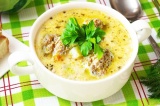 Готовое блюдо: сырный суп с фрикадельками