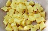 Шаг 5. Картофель нарезать кубиками.