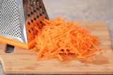 Шаг 1. Морковь натереть на меткой терке.