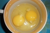 Шаг 2. Вбить яйца, размешать до однородной массы.
