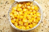 Шаг 3. Открыть консервированную кукурузу и слить воду.