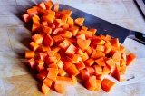 Шаг 6. Морковь нарезать кубиками.