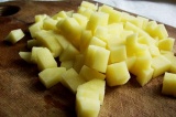 Шаг 8. Картофель порезать кубиками.