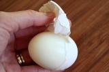 Шаг 4. Яйцо предварительно отварить, очистить.