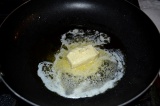 Шаг 1. Сливочное масло растопить в сковороде.