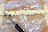 Шаг 3. Из полученного теста скатать колбаску и разрезать на равные куски.
