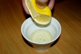 Шаг 2. Выдавить сок лимона.