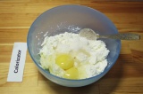 Шаг 2. Творог размять, добавить к нему яйца, сахар, разрыхлитель.