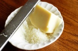 Шаг 6. Сыр пармезан натереть на мелкой терке.