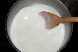 Шаг 2. Молоко смешать со сливками и довести до кипения.