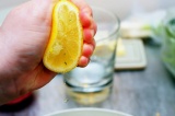 Шаг 1. Из лимона выжать сок и смешать с водой.