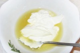 Шаг 8. Смешать сливочный сыр, сметану и разведенный желатин.