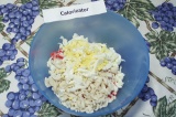 Шаг 4. Яйца отварить, порезать и добавить в салатник.