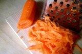 Шаг 2. Морковь натереть на крупной терке.