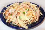 Готовое блюдо: салат из кольраби с ветчиной