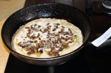 Шаг 7. Налить тесто в чистую сковороду тонким слоем и сверху выложить грибы.