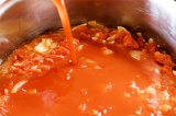 Шаг 4. Влить в кастрюлю томатный сок и добавить обжарку.