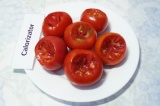 Шаг 1. С томатов срезать верхнюю часть.
