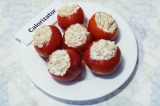 Готовое блюдо: томаты с начинкой из тунца