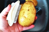 Шаг 1. Картофель тщательно промыть, используя щеточку отправить в духовку.
