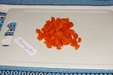 Шаг 2. Морковь нарезать кубиками и добавить в салат.