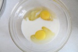 Шаг 1. Яйца взбить с молоком, добавить сахар.