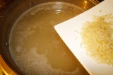 Шаг 3. Рис промыть, добавить в кипящий бульон.
