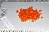 Шаг 5. Нарезать морковь мелкими кубиками.