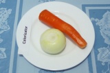 Шаг 1. Морковь и лук очистить.