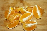 Шаг 2. Апельсин нарезать дольками.