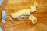 Шаг 5. Банан нарезать кружочками.