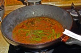 Шаг 6. Приготовленный соус вылить в сковороду и дать протушиться.