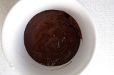 Шаг 4. Смазать формочку маслом, влить шоколадное тесто. Готовить в духовке.