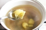 Шаг 2. Налить в кастрюлю воду, добавить сахар и мёд, довести до кипения.