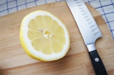 Шаг 3. Лимон порезать кружочками.