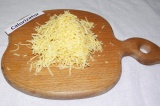 Шаг 3. Твёрдый сыр натереть на самой мелкой терке.