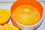 Шаг 1. Из апельсина выжать сок.