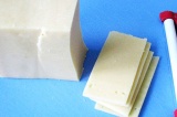 Шаг 6. Сыр нарезать тонкими пластинами.